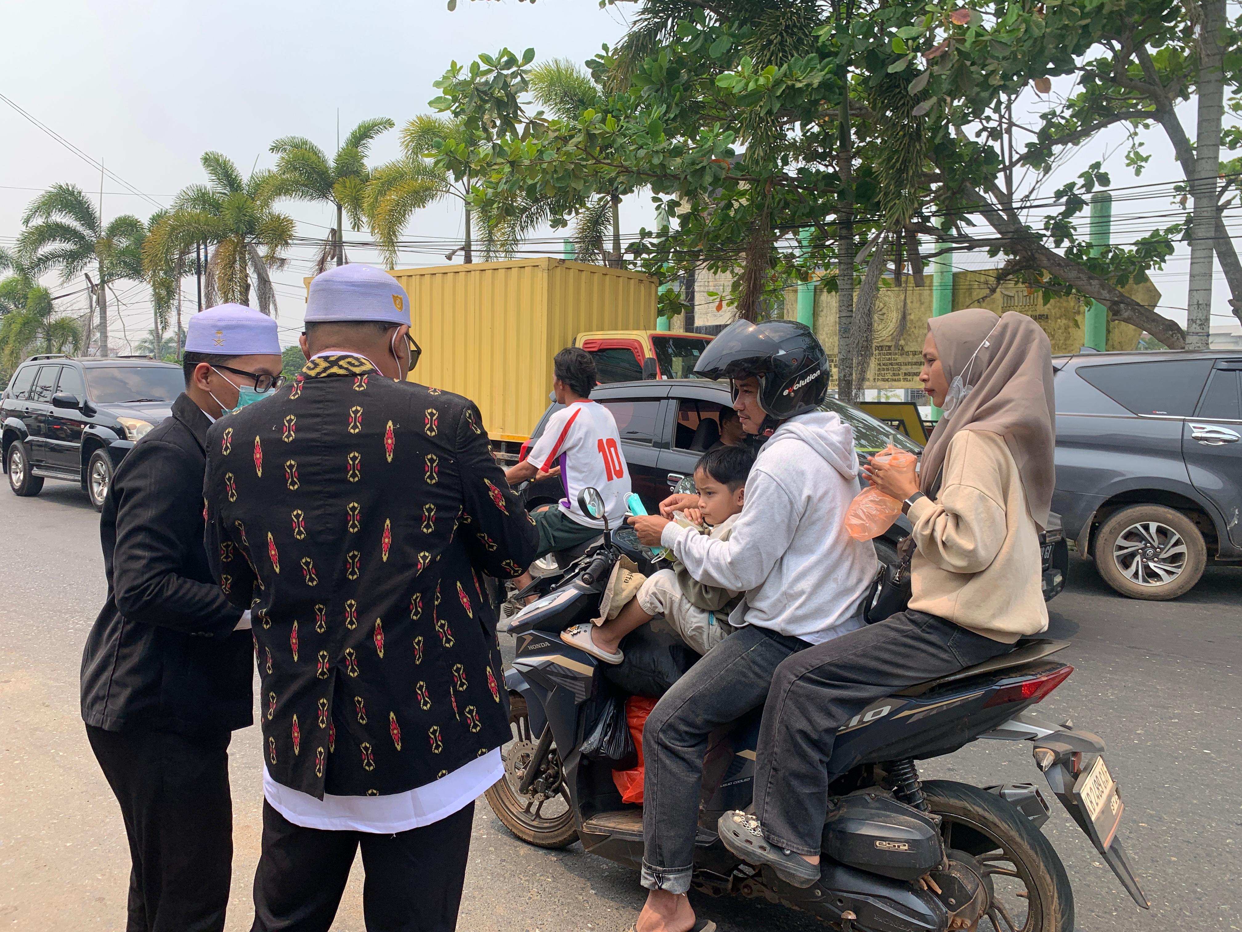 PW Persatuan Islam Kalimantan Barat Bagikan Masker kepada Masyarakat Ketapang di Tengah Kabut Asap Karhutla