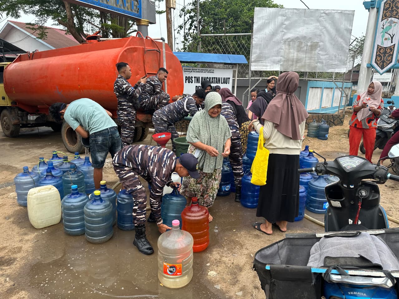 Dalam Rangka HUT TNI Ke-81, Lanal Ketapang Salurkan Bantuan Air Bersih kepada Warga Terdampak Kekeringan
